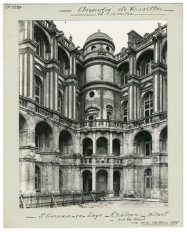 Photographie de l'angle nord-est de la cour du château de Saint-Germain-en-Laye