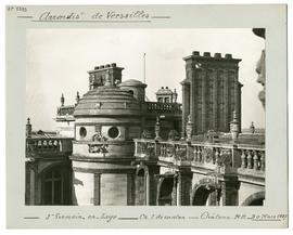 Photographie du couronnement de la tour nord-ouest dans la cour du château de Saint-Germain-en-La...