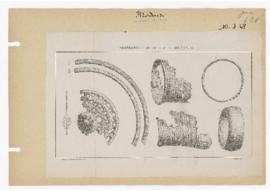 Planche d'objets provenant du tumulus de la forêt des Moidons